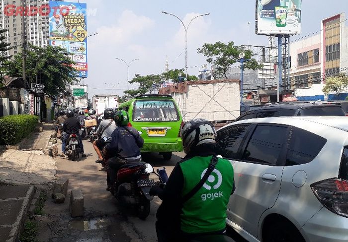 Kemacetan di Jl. Raya Serpong arah Serpong, BSD pada Sabtu (3/7/2021).