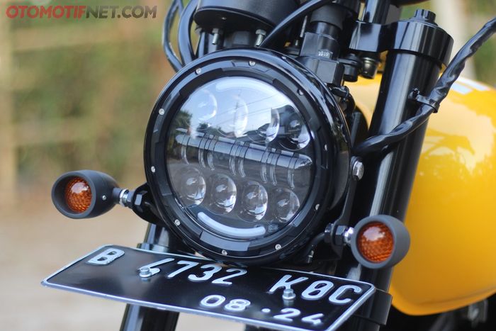 Lampu utama Kawasaki W175 ini mengandalkan LED dari Daymaker, hasilnya lebih padat dan modern!
