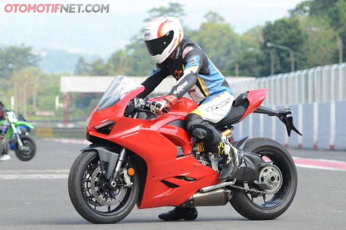 Kombinasi setang undeyoke dan jok yang tinggi bikin riding position Ducati Panigale V2 sangat racy