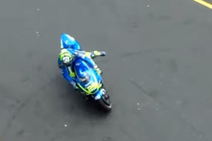 Andrea Iannone ketika terjatuh dan menabrak motor pembalap lain