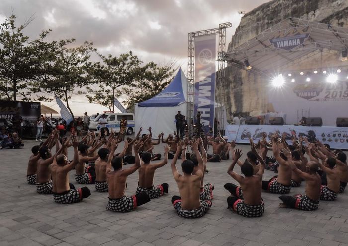 Salah satu hiburan yang disuguhkan dalam MAXI Yamaha Day 2019 di Bali, Tari Kecak
