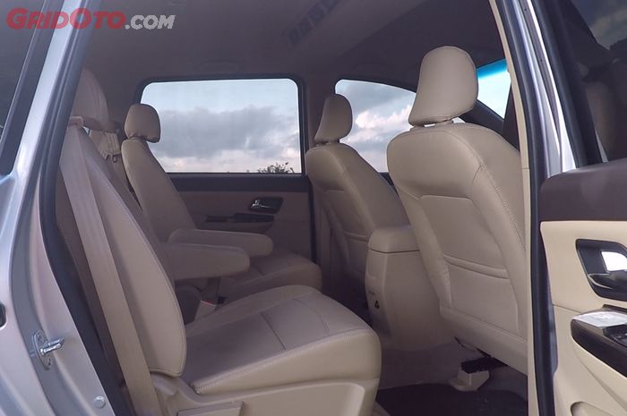 Jok baris kedua di Wuling Confero S sangat memanjakan penumpang