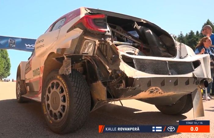 Bagian belakang mobil Toyota GR Yaris Rally1 Kalle Rovanpera rusak parah di Reli Akropolis 2022 hari Sabtu (9/9)