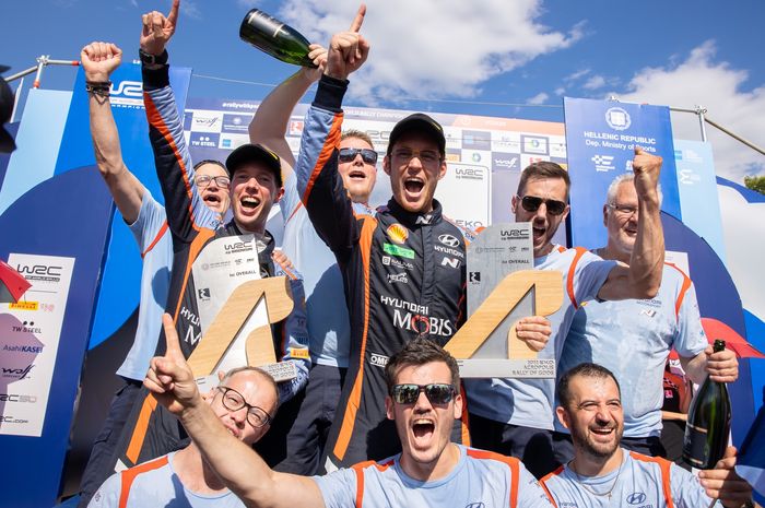 Pereli tim Hyundai, Thierry Neuville (tengah) meraih kemenangan pertamanya di WRC 2022 pada Reli Akropolis, Minggu (11/9)