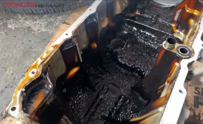 Dari asalnya lumpur atau oil sludge 