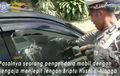 Polisi Ngejerit, Ibu-Ibu Panik Ditilang, Jepit Tangan Petugas Pakai Kaca Mobil