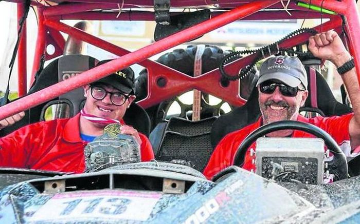 Terlepas dari keterbatasannya, Lucas Barron gemar melakukan berbagai olahraga seperti renang, sepak bola, bersepeda, selancar dan ski air