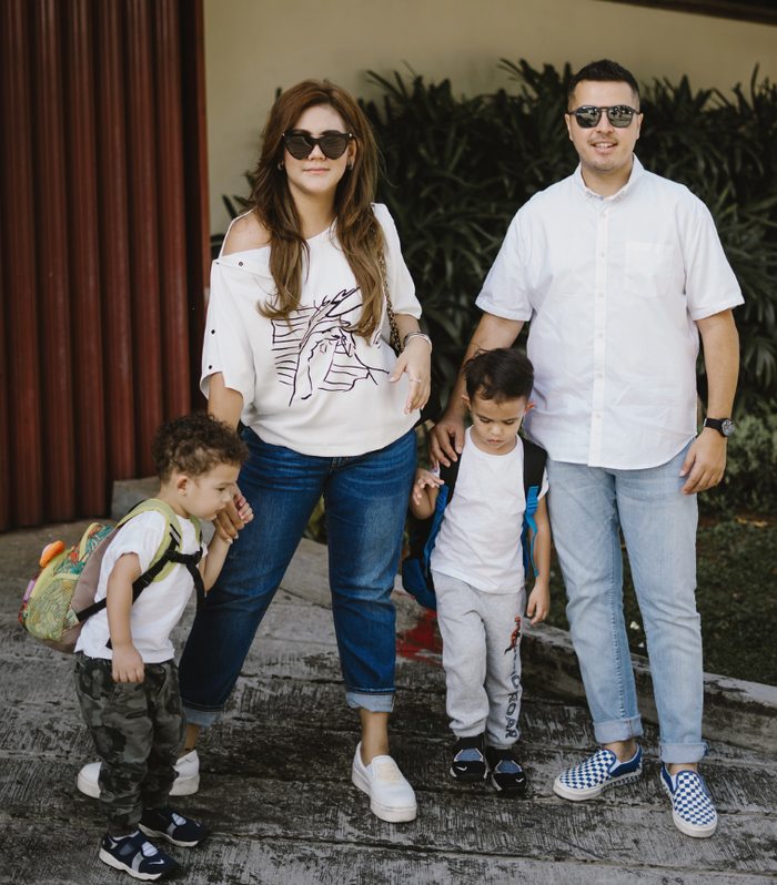 Sissy dan Rifat Sungkar bersama dengan kedua anak mereka