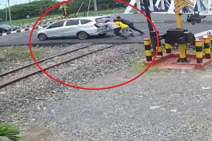 Viral detik-detik mobil belajar mengemudi nyaris tertabrak kereta api karena mogok di atas rel