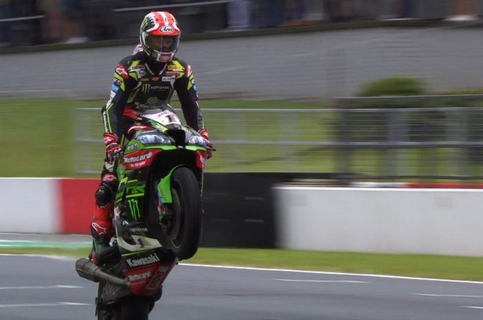 Terjadi crash di tikungan ke-11 menyebabkan red flag, jadi Jonathan Rea raih kemenangan,berikut hasil superpole race WSBK Inggris 2019