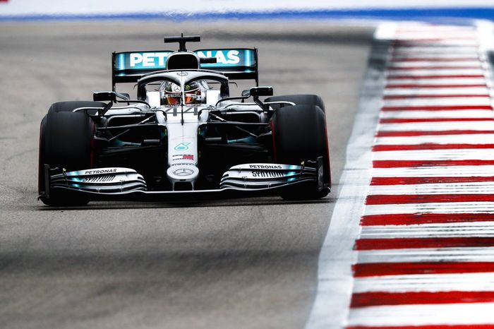 Tim Mercedes berhasil menghentikan dominasi Ferrari usai Lewis Hamilton jadi juara di sirkuit Sochi.