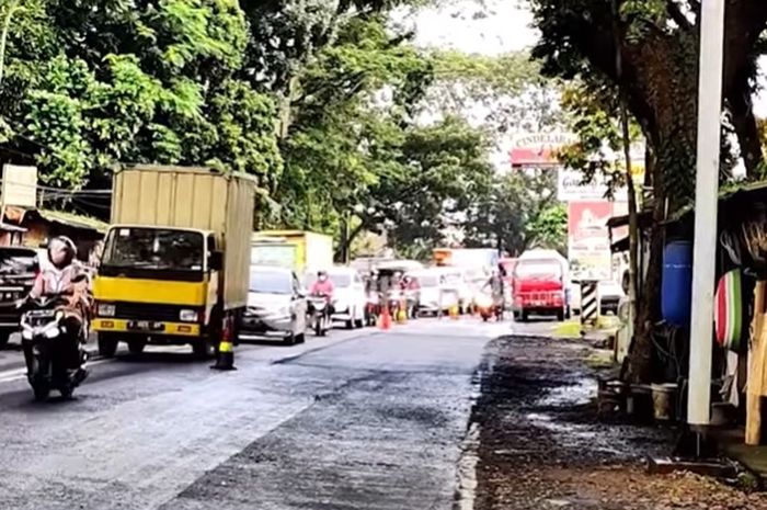 Perbaikan jalan di Jalan Nasional Semarang-Solo