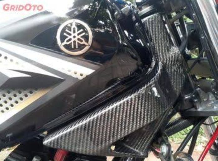Salah satu part Yamaha RX-King milik Rifandi tampak mewah berhias karbon kevlar. 