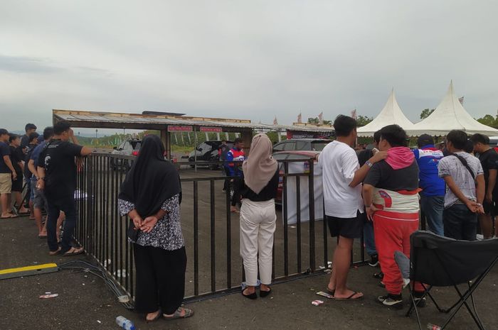 Para penonton yang hadir dan menyaksikan langsung Kejuaraan Indonesia Drag Wars IDW 2022.