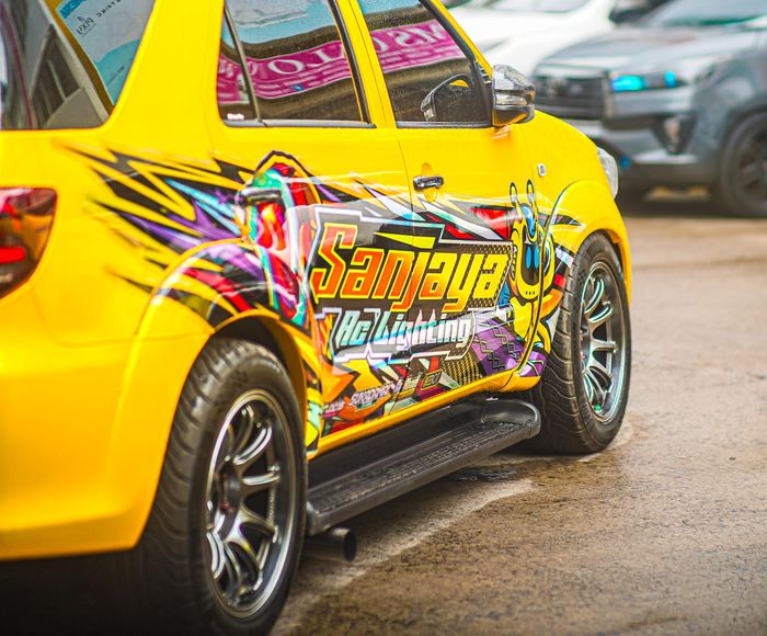 Decal samping Toyota Fotuner menawarkan sisi agresif lain