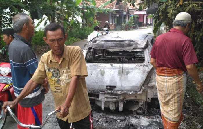 Suzuki Swift hangus dibakar orang tak dikenal di Kendal, Jawa Tengah