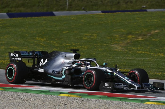 Pembalap Mercedes, Lewis Hamilton membeberkan alasannya usai tampil melempeem dan gagal meraih podium di F1 Austria 2019