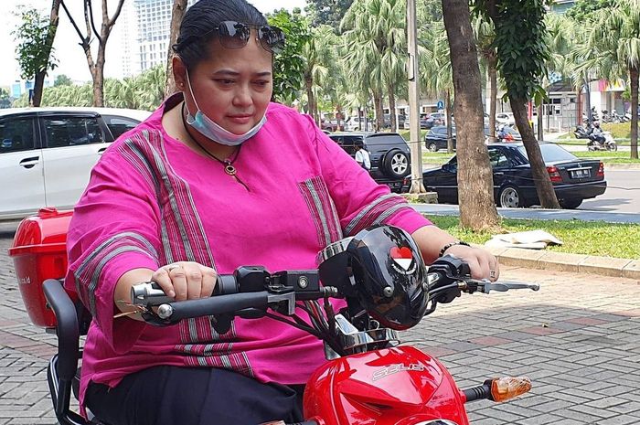 Euis Juwariyah Johana atau Mbak You kendarai motor listrik Selis New Robin yang harganya lebih mahal dari Honda BeAT.