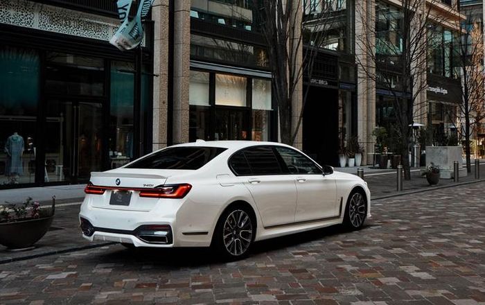 Tampilan belakang BMW 7 Series hasil modifikasi 3D Design