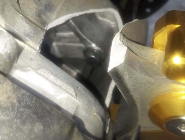 Dudukan sokbreker belakang Yamaha XMAX 250 patah