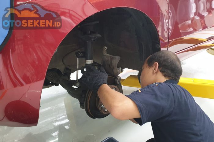 Bunyi jedug pada kaki-kaki mobil seken.