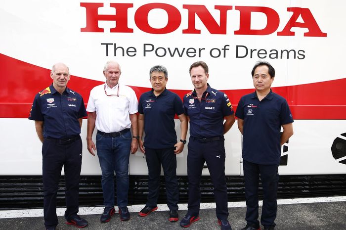 Helmut Marko (kedua dari kiri). Bersama tim Red Bull, Honda  mengenjar peringkat terdepan di F1 2019
