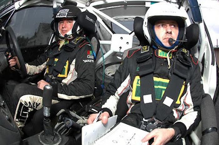 Co-driver di dalam mobil