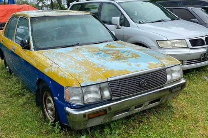 Toyota Crown yang terparkir di kuburan mobil daerah Sabang, Aceh. 