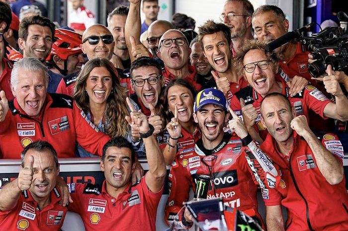 Tim Ducati merayakan kemenangan Pecco Bagnaia di MotoGP Inggris 2022