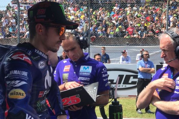 Sosok di balik tim Maverick Vinales, Ramon Forcada (Kanan)