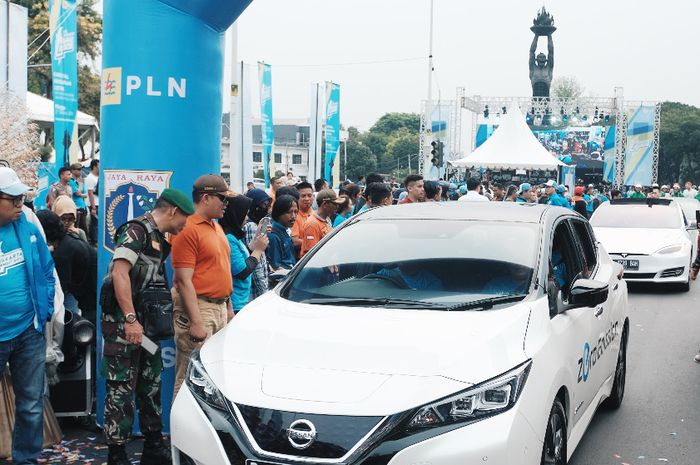 Nissan Leaf pada konvoi kendaraan listrik Langit Biru.