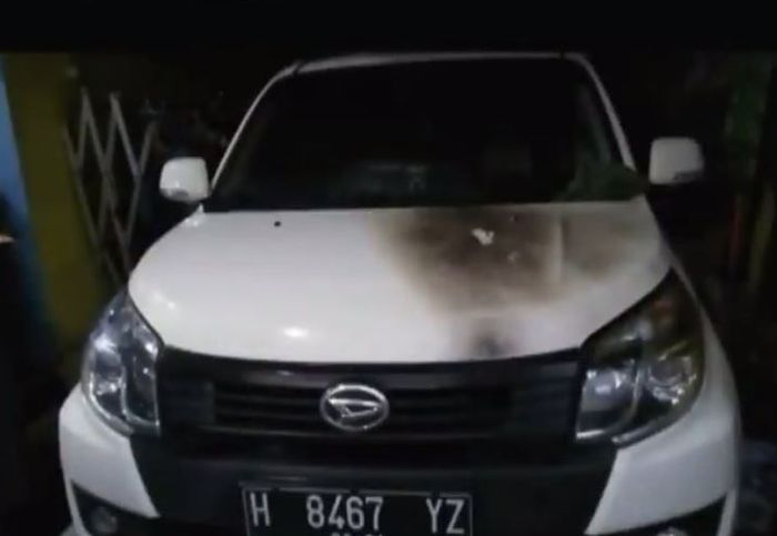 Daihatsu Terios dibakar oleh orang misterius