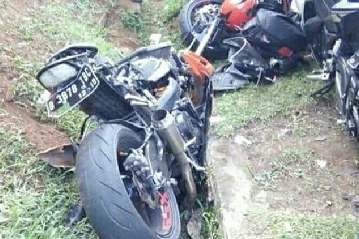 Moge yang diduga Suzuki GSX-R600 rusak parah setelah terlibat kecelakaan dengan Yamaha R25 dan Suzuki Grand Vitara