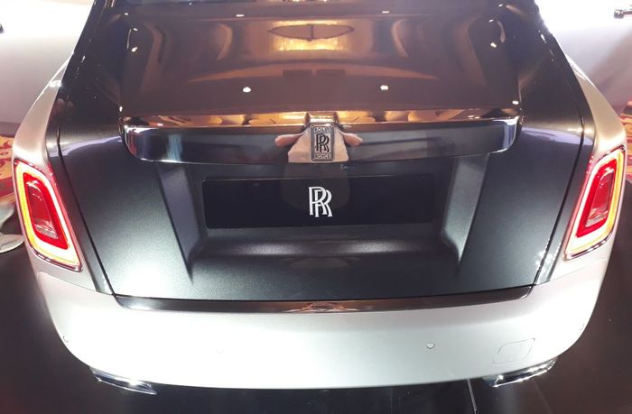 Bagian belakang Rolls-Royce Phantom VIII, dengan tail light LED ring dan exhaust tip chrome trapesiu