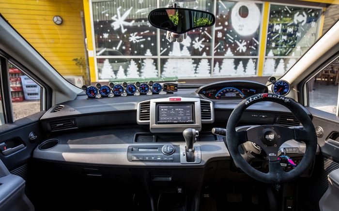 Tampilan interior modifikasi Honda Freed 