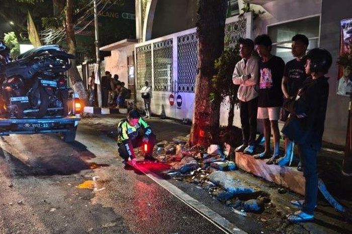 Empat motor jadi sasaran seruduk Pajero Sport yang mendadak oleng di Malang. 