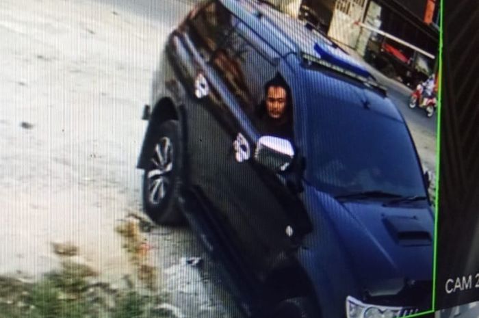 Naik Mitsubishi Pajero Sport maling kotak amal