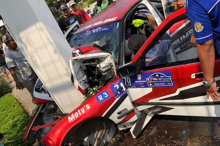 BMW yang dipacu Toton/Avi kecelakaan saat kejurnas sprint reli 2022 putaran 3 di Meikarta (20/8/2022)