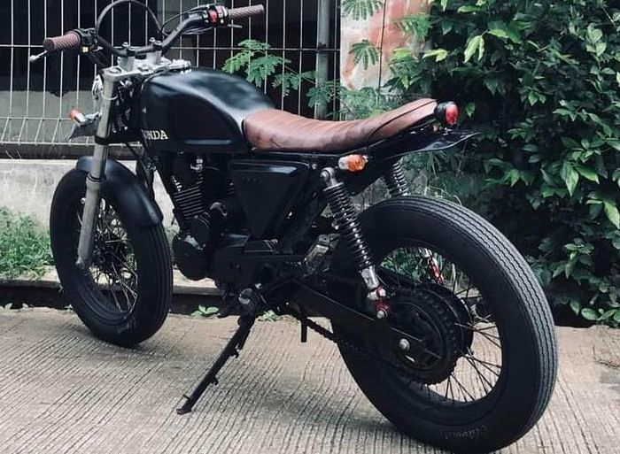 Rangka Honda Tiger lawas dipotong dan agar kesan scrambler makin kental