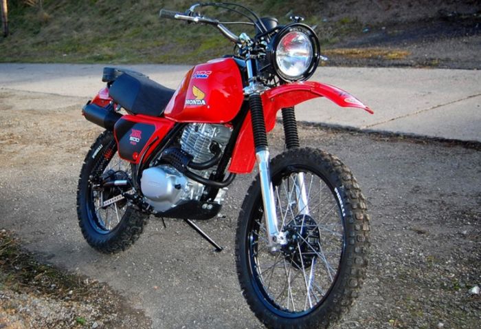 Honda XR500 custom classic rally look besutan Andrew Backtracker