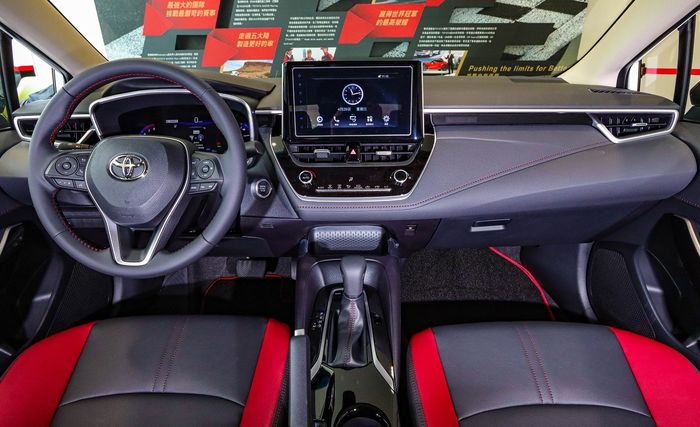 Jok Toyota Corolla Altis GR Sport dengan kulit warna merah hitam