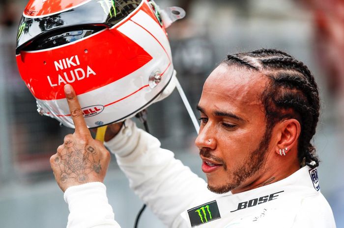  Pembalap Mercedes, Lewis Hamilton, mendedikasikan kemenangan yang diraihnya pada balapan F1 Monaco 2019 untuk mendiang Niki Lauda