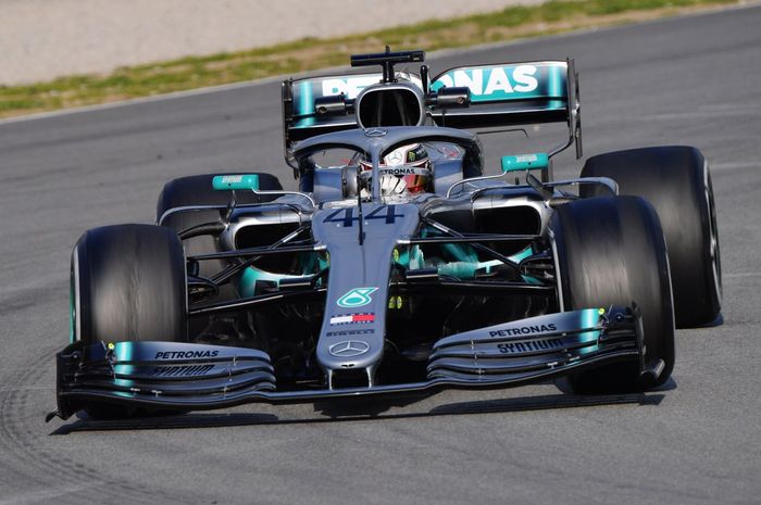 Lewis Hamilton memacu mobil Mercedes W10 dengan jarak tempuh yang jauh