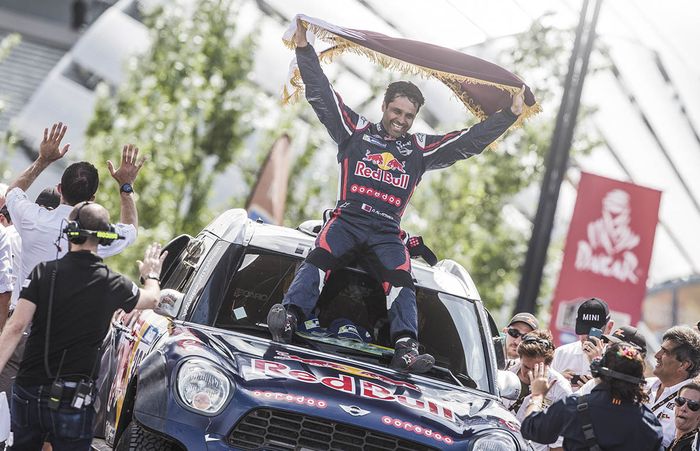 Nasser Al-Attiyah saat merayakan juara Reli Dakar 2015 bersama tim MINI