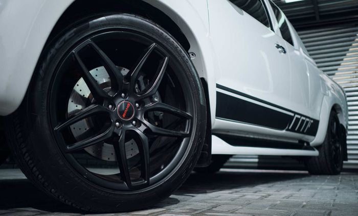 Toyota Hilux pakai pelek A-Line ukuran 20 inci dibungkus ban 274/40