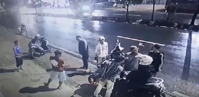 Sekelompok pemuda merampas sebuah motor Yamaha NMAX di pinggri jalan