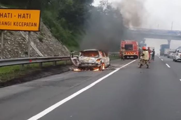 Peugeot 206 terbakar hebat di KM 99 tol Cipularang, (2/1/24)