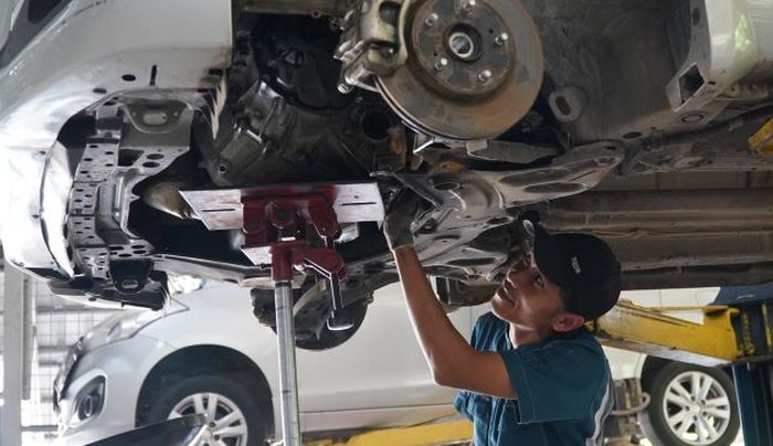 Mekanik Suzuki saat memeriksa kendaraan pelanggan.