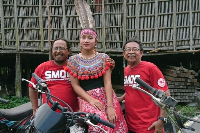 Ekspedisi Memotong Kalimantan. Pose bersama putri kepala suku