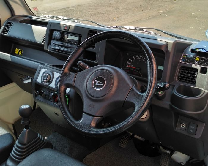 Interior Daihatsu Hi-Max dengan aksesori JDM
